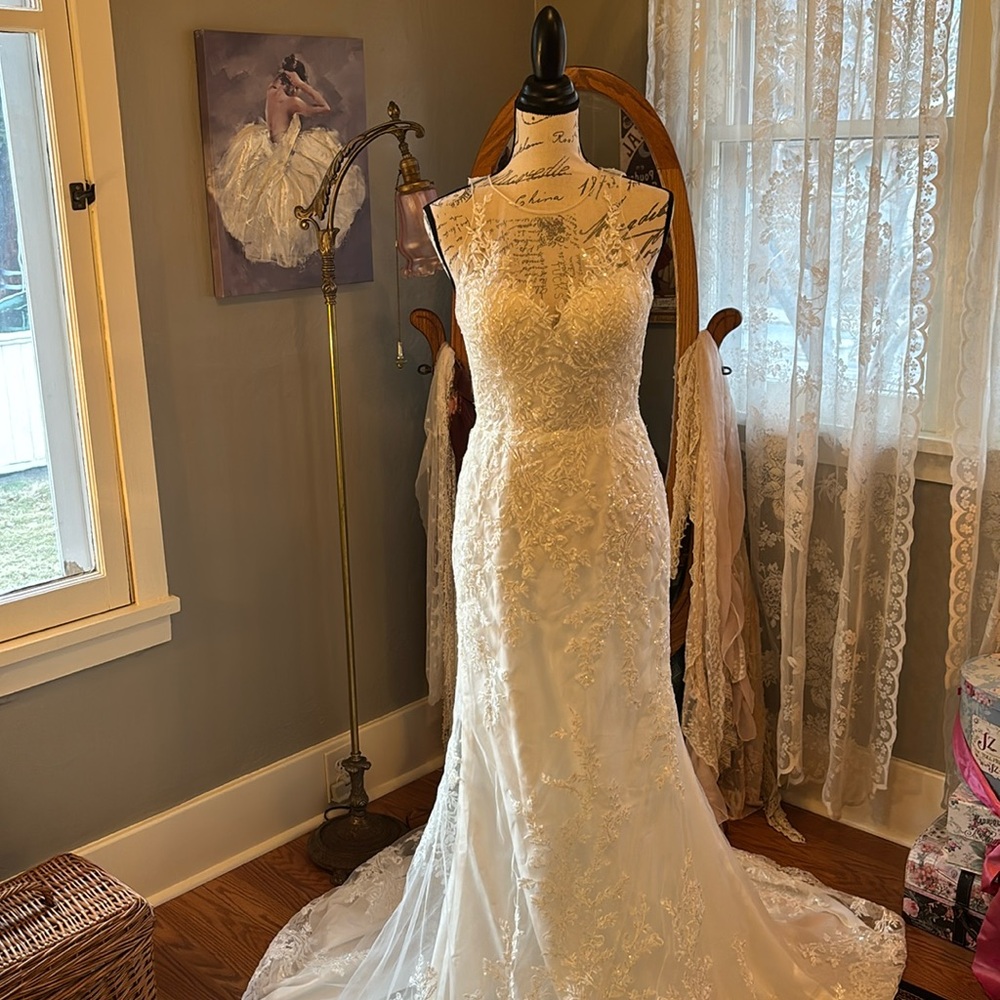 Oleg Cassini Ivory, lace wedding dress with vail
